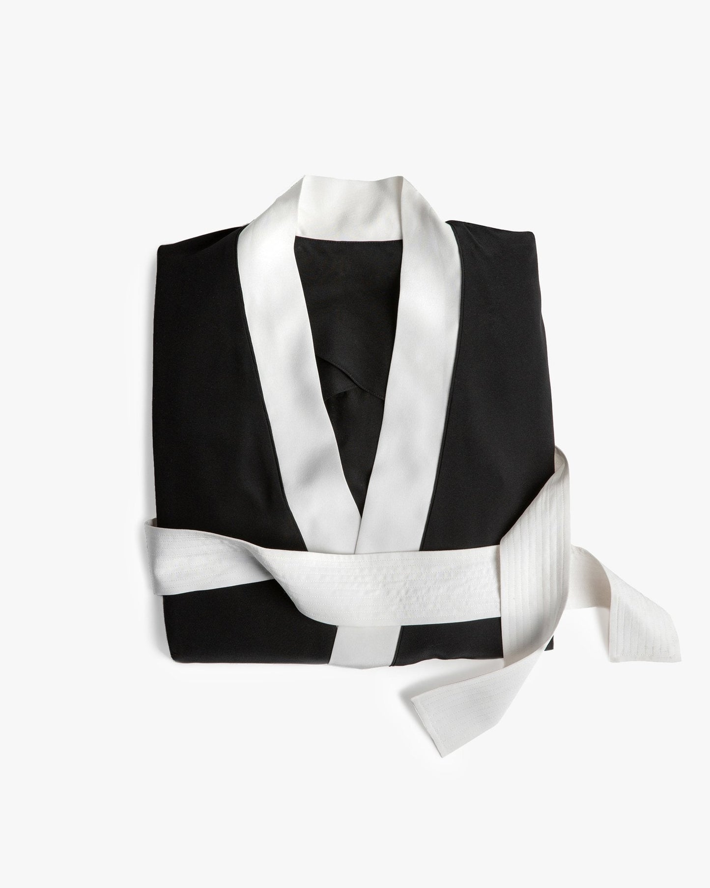 Bata de seda bordada